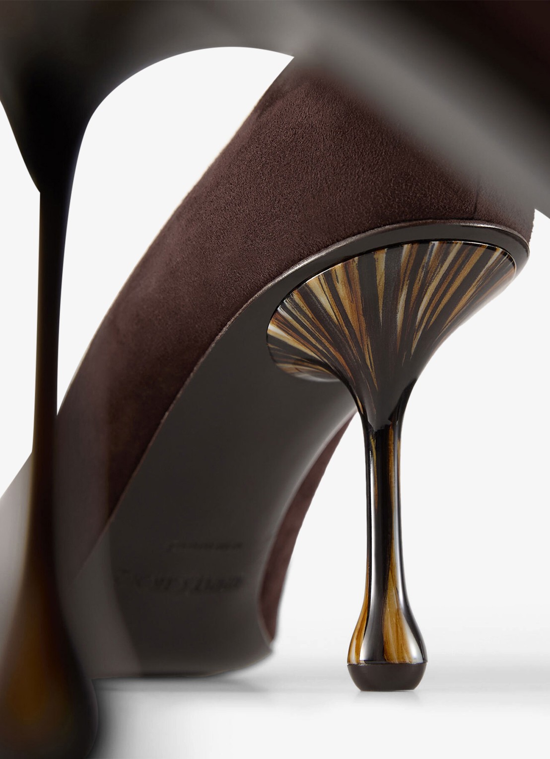 Jimmy Choo Ixia 80 pump van geitensuède - detail 2 donkerbruin