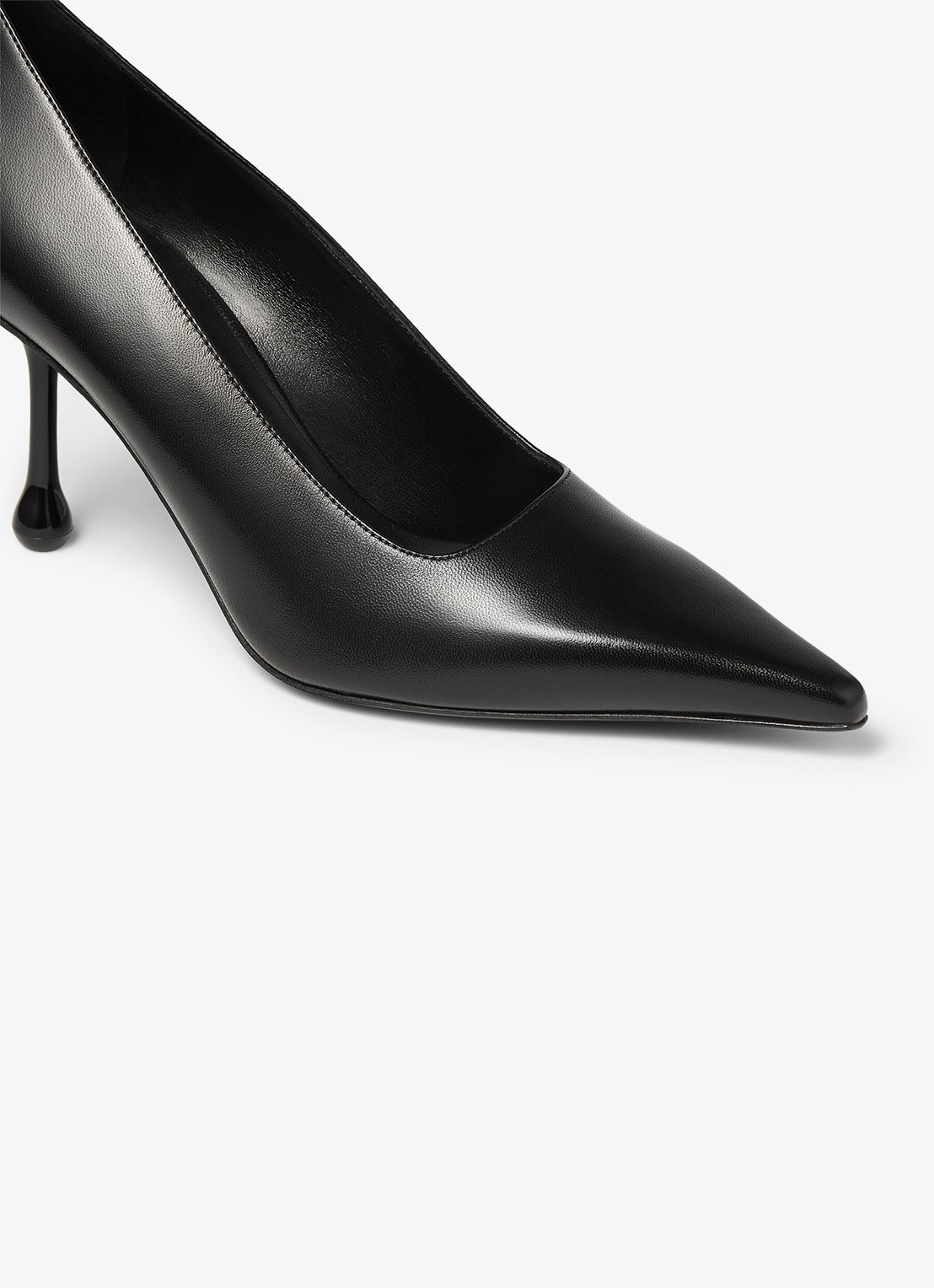 Jimmy Choo Ixia 80 pump van lamsleer - detail zwart