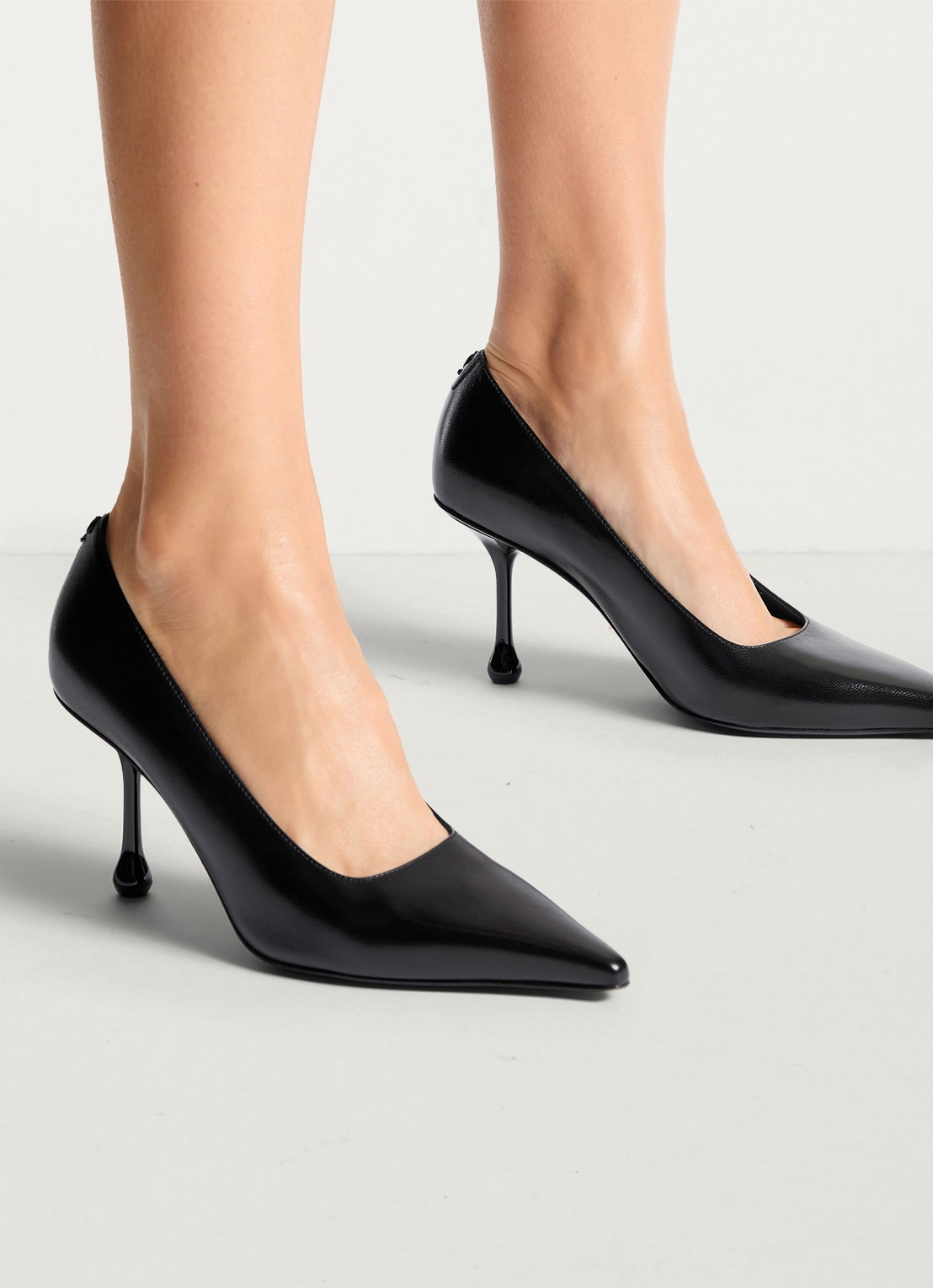 Jimmy Choo Ixia 80 pump van lamsleer - voorkant 6 zwart