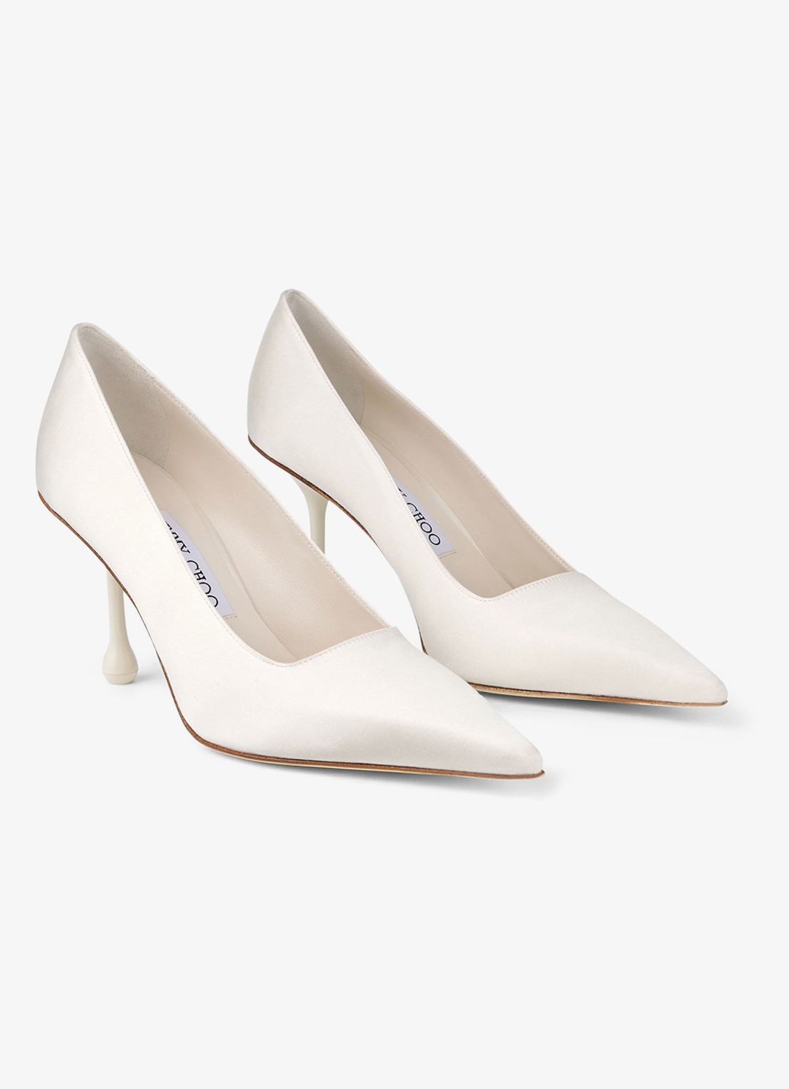Jimmy Choo Ixia 80 pump van satijn - detail 2 gebroken wit