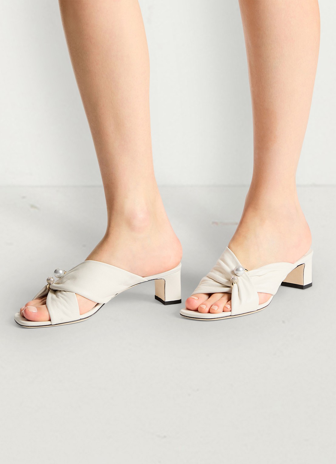Jimmy Choo Rafi 45 muiltje van lamsleer - voorkant 5 gebroken wit