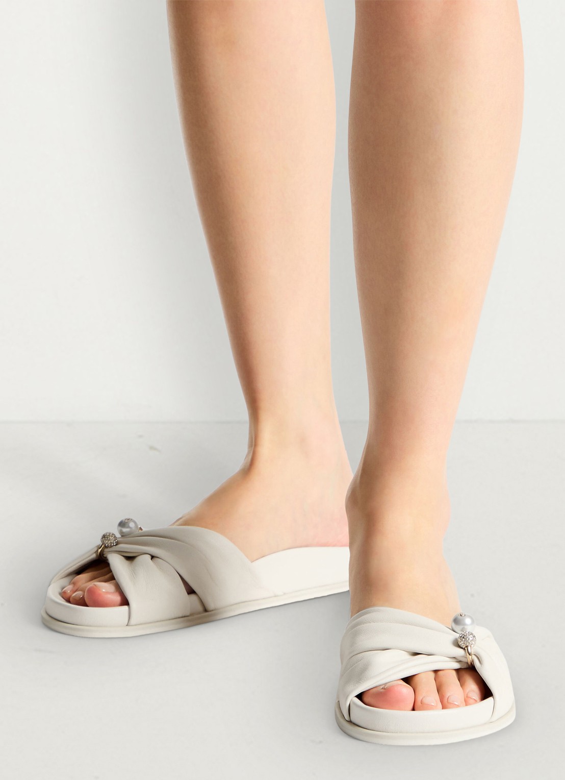 Jimmy Choo Rafi slipper van lamsleer - voorkant 2 gebroken wit