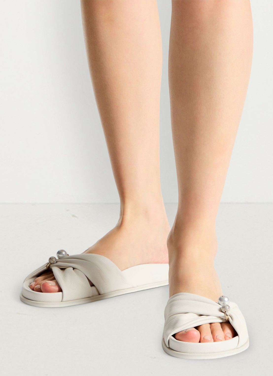 Jimmy Choo Rafi slipper van lamsleer - voorkant 6 gebroken wit