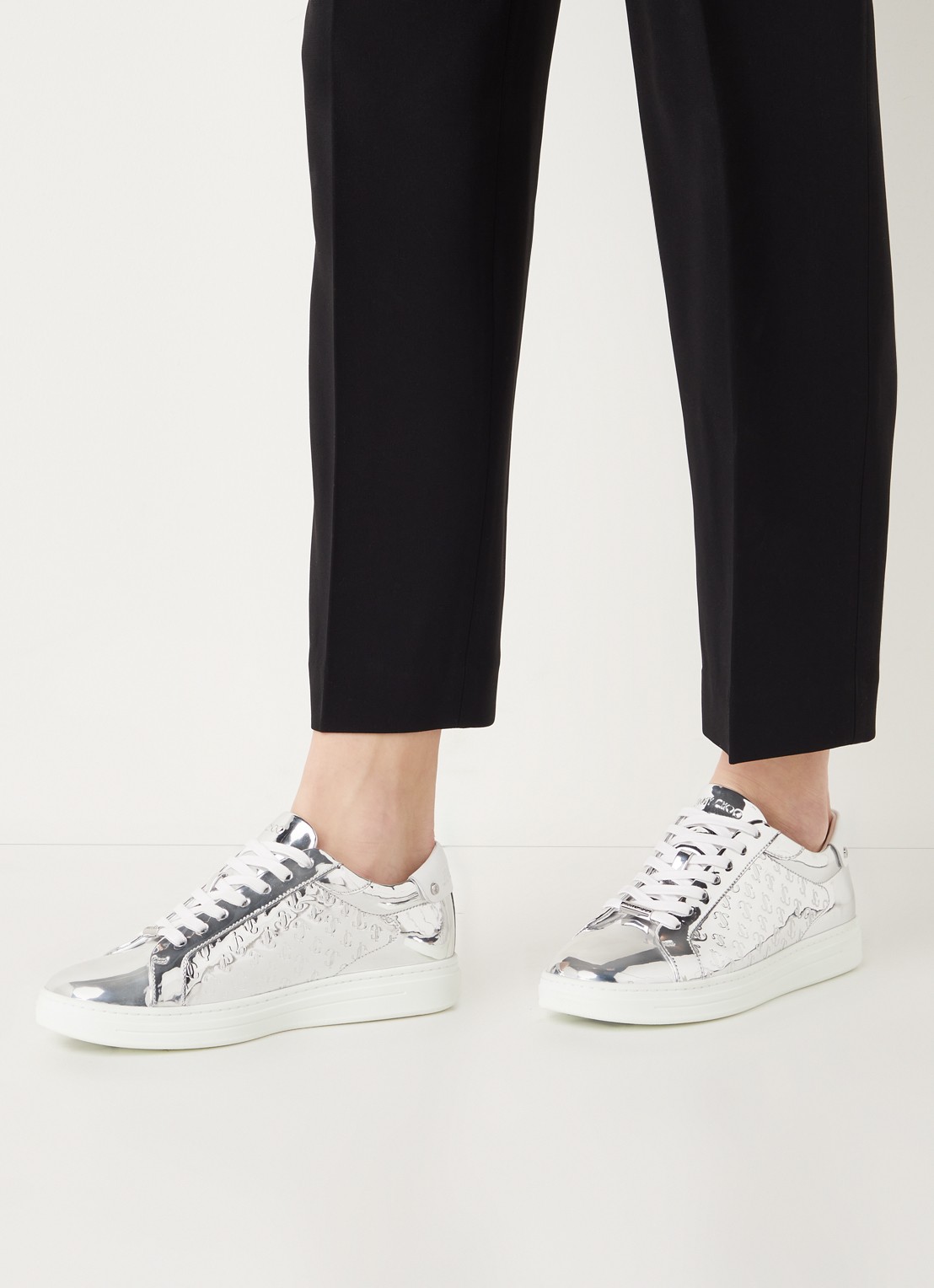 Jimmy Choo Rome sneaker van leer met metallic finish - voorkant 2 zilver