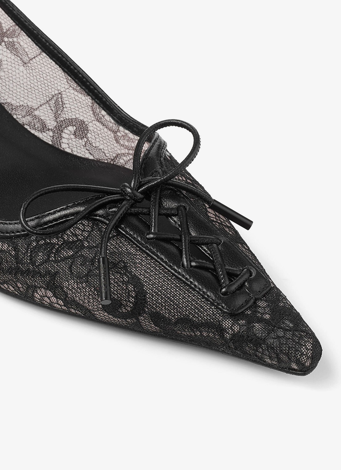Jimmy Choo Scarlett 50 pump van kant met lamsleren details - detail 2 zwart