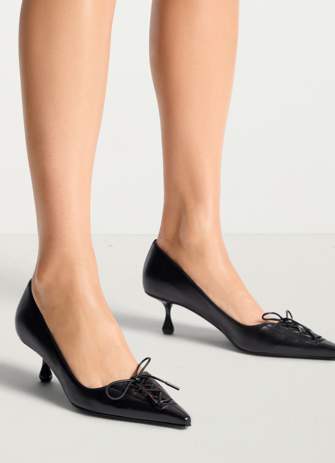 Jimmy Choo Scarlett 50 pump van lamsleer - voorkant 3 zwart