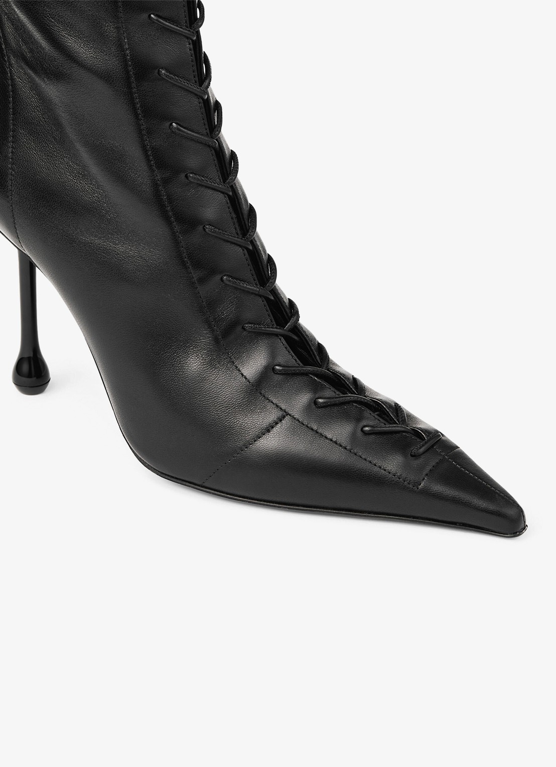 Jimmy Choo Scarlett 95 enkellaarsje van lamsleer - detail 2 zwart