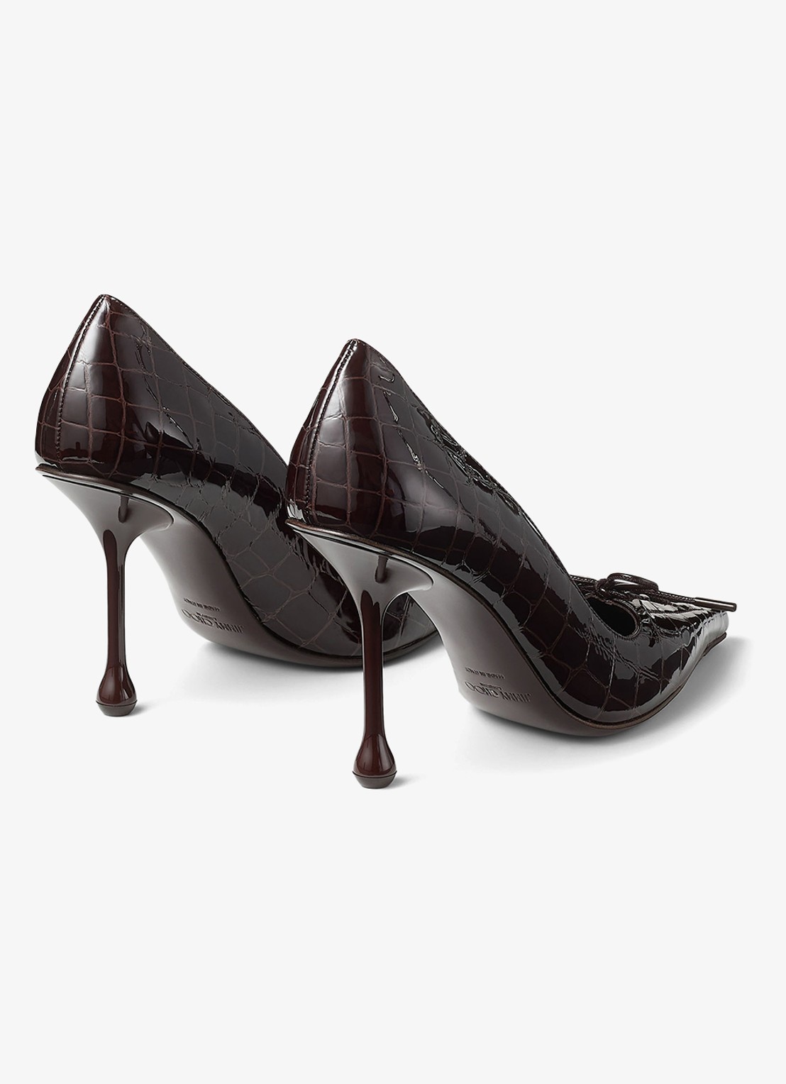 Jimmy Choo Scarlett 95 pump van kalfsleer met crocostructuur - achterkant 3 donkerbruin