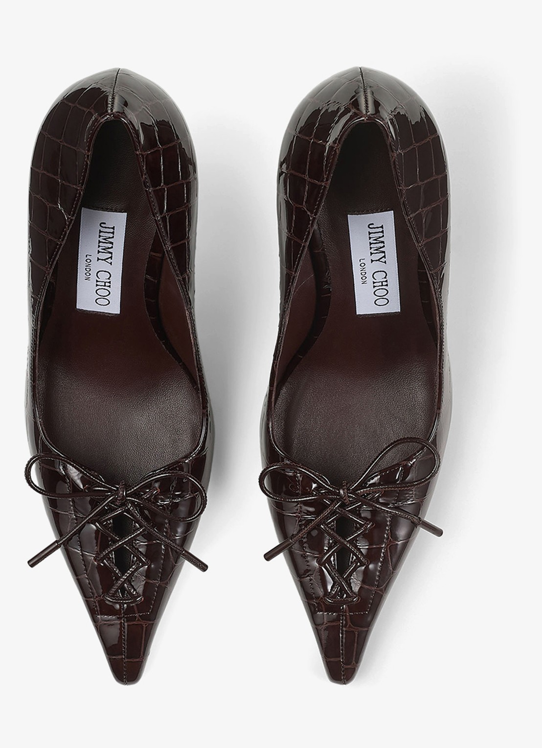 Jimmy Choo Scarlett 95 pump van kalfsleer met crocostructuur - detail donkerbruin