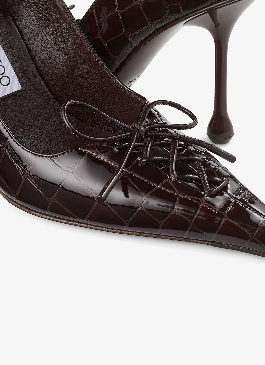 Jimmy Choo Scarlett 95 pump van kalfsleer met crocostructuur - detail 2 donkerbruin
