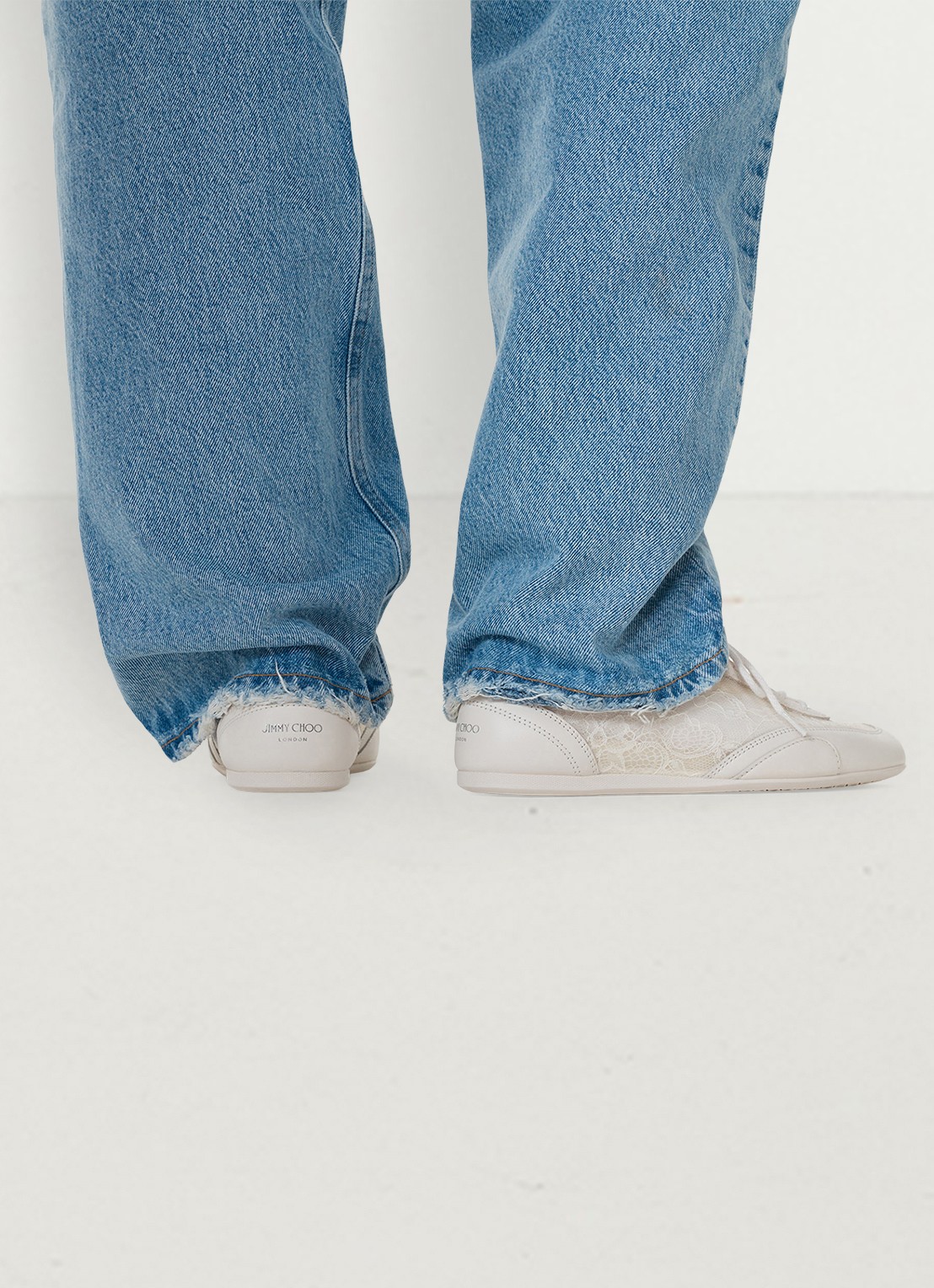 Jimmy Choo Sunny/F sneaker van leer met kanten details - detail 5 gebroken wit
