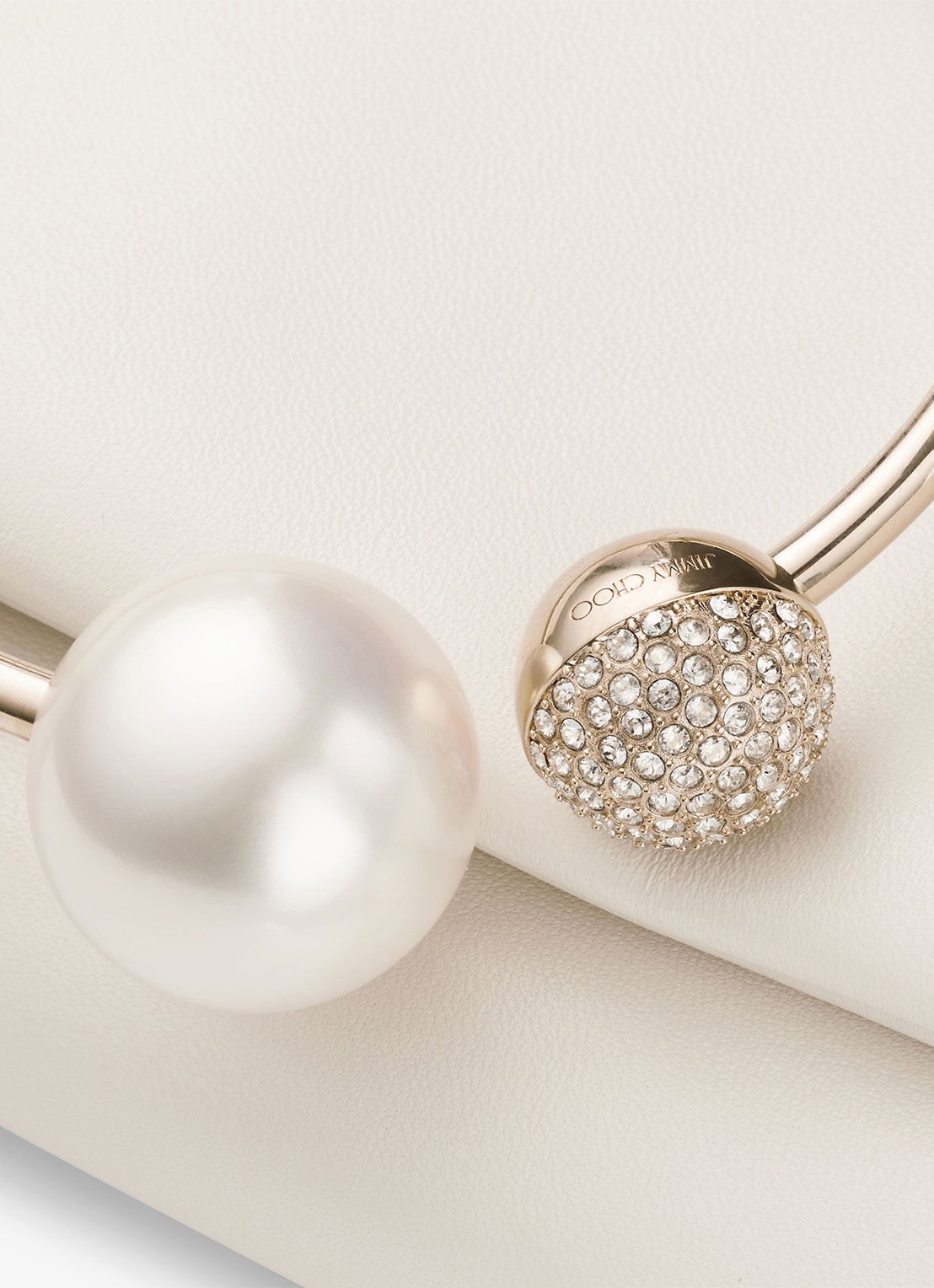 Jimmy Choo Xandra clutch van leer - detail 2 gebroken wit