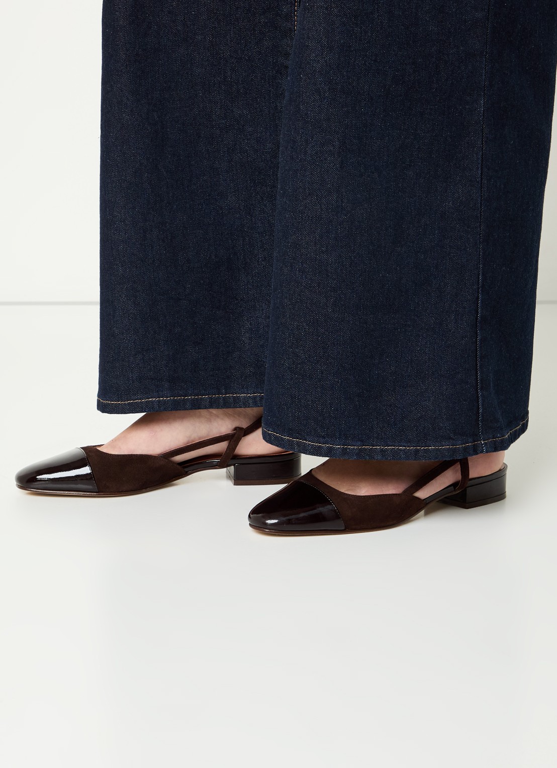 Jonak Dhapou slingback van kalfssuède met lakleren details - voorkant 2 donkerbruin