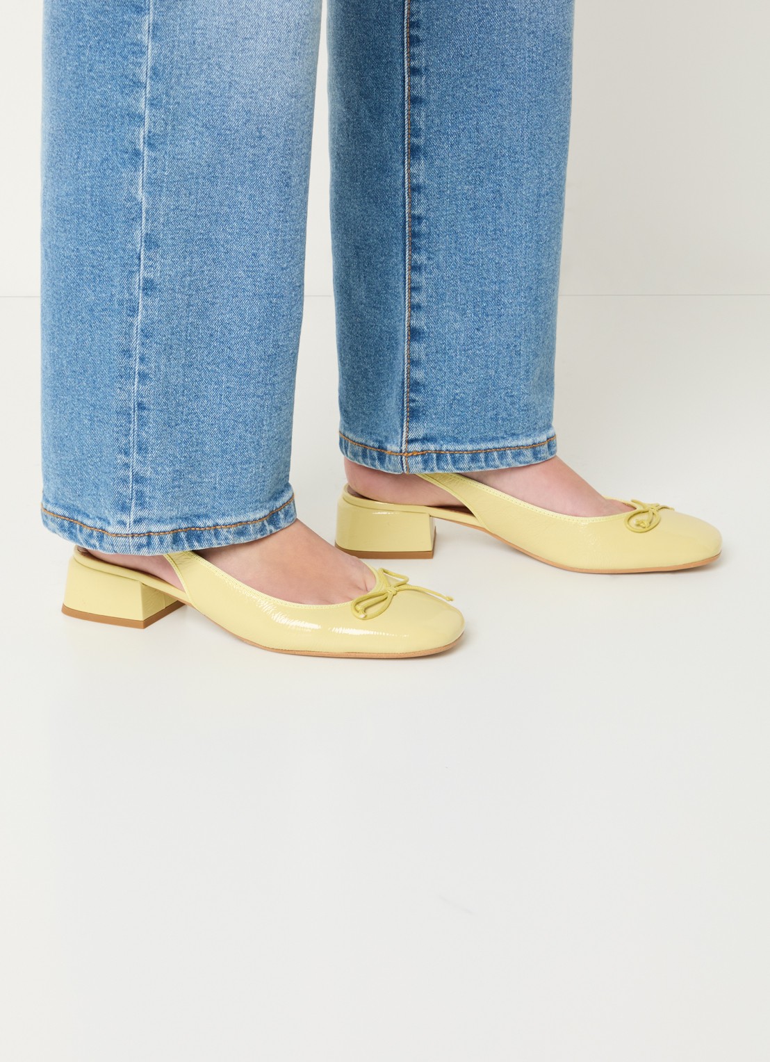 Jonak Dybilo slingback van kalfsleer met lakfinish - voorkant geel