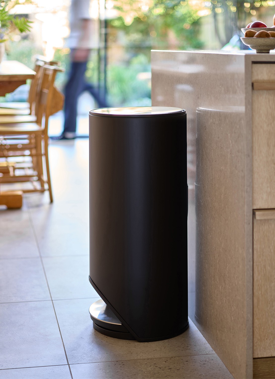 Joseph Joseph Arc prullenbak 30 liter - detail 6 zwart
