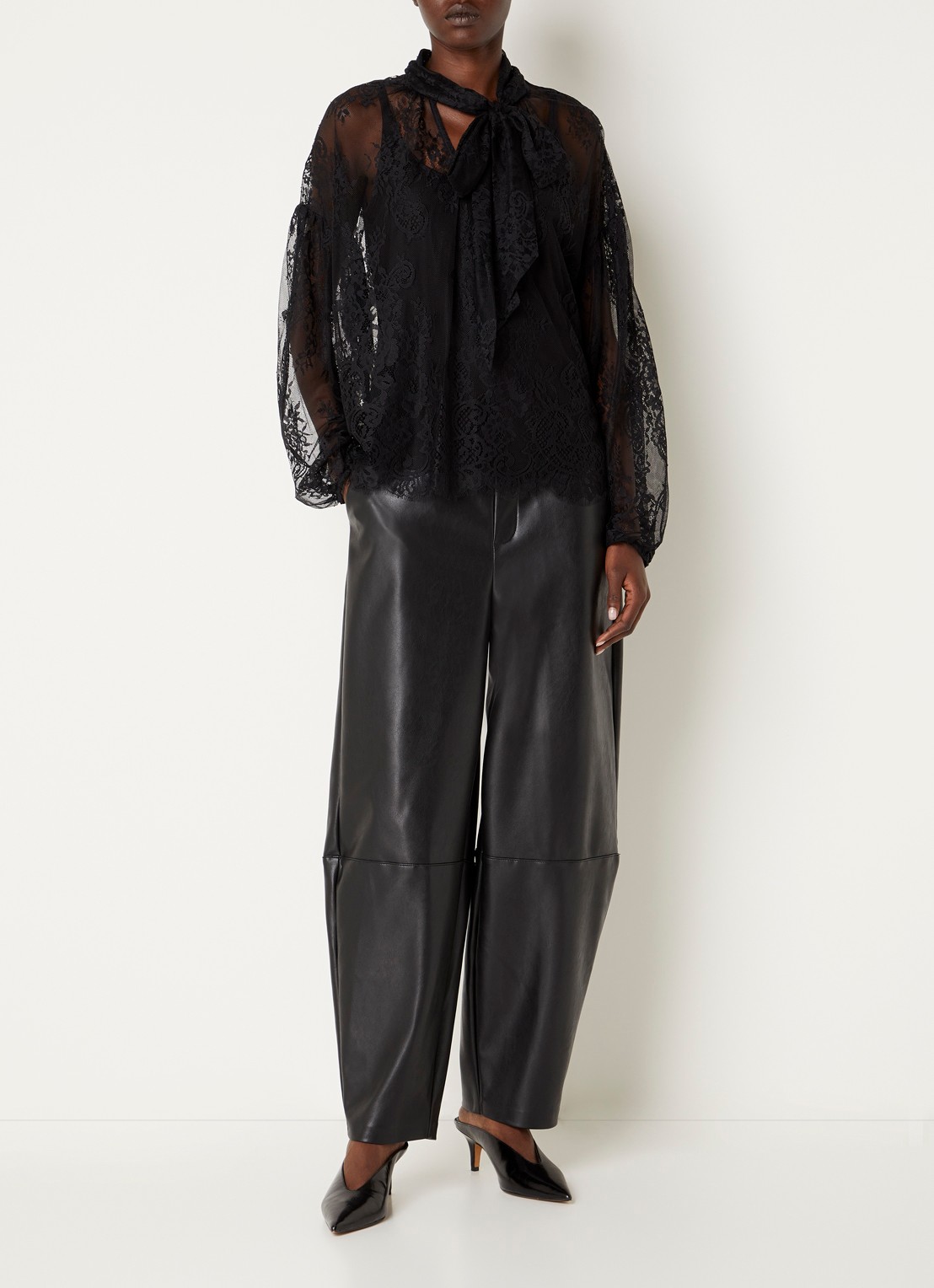 Joseph Ribkoff High waist loose fit broek van imitatieleer met steekzakken - voorkant 4 zwart