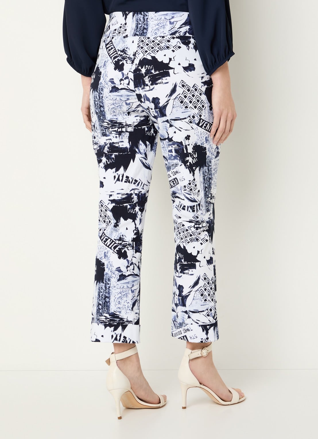 Joseph Ribkoff High waist tapered fit cropped broek met print - achterkant blauw