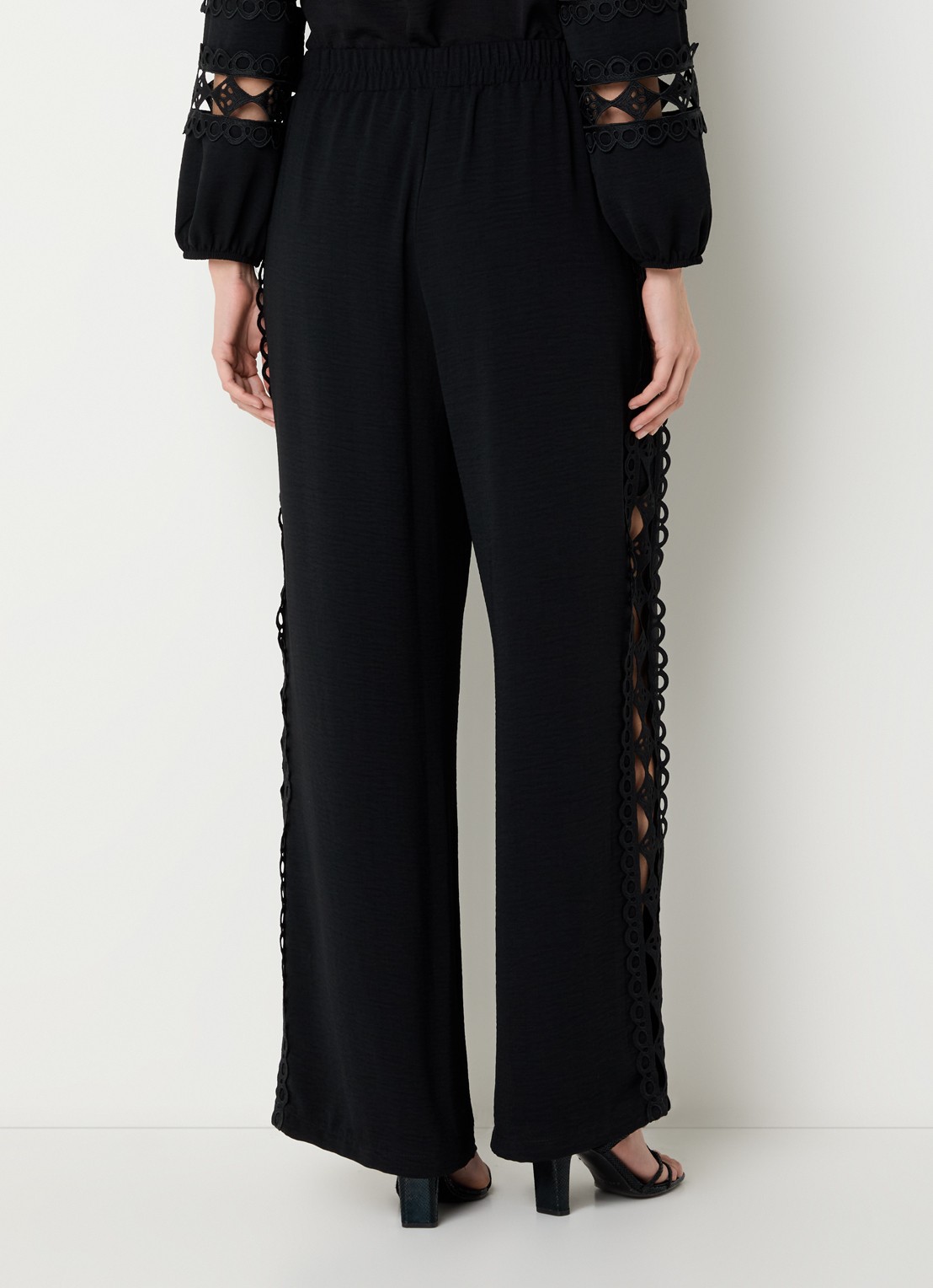 Joseph Ribkoff High waist wide fit pantalon met broderie en opengewerkt detail - achterkant 2 zwart