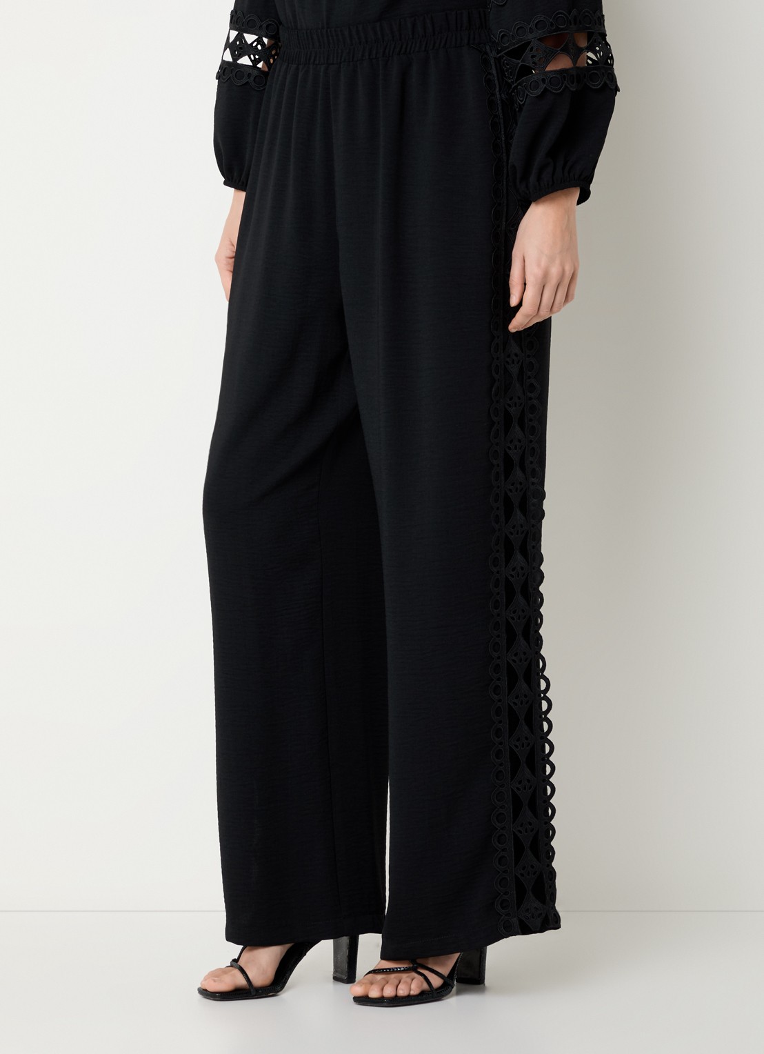 Joseph Ribkoff High waist wide fit pantalon met broderie en opengewerkt detail - detail zwart