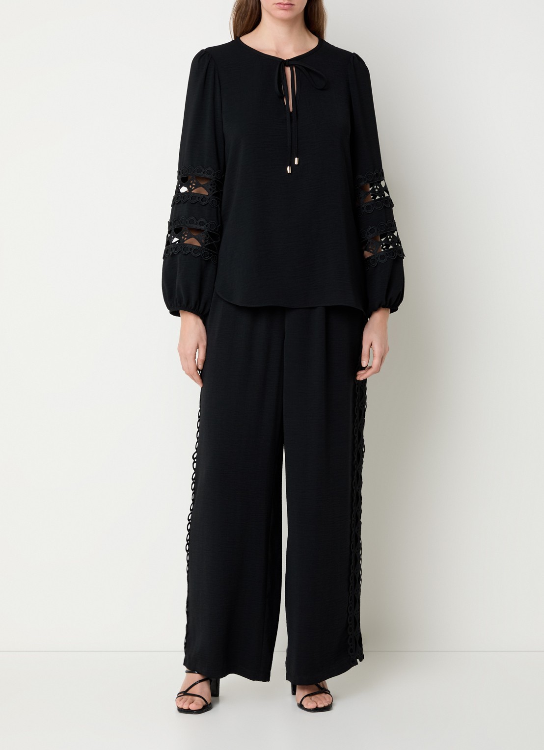 Joseph Ribkoff High waist wide fit pantalon met broderie en opengewerkt detail - voorkant 4 zwart
