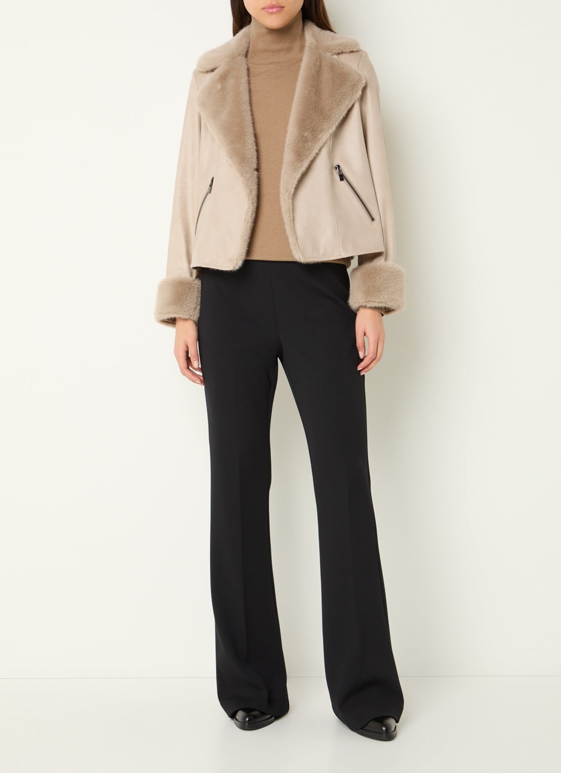 Joseph Ribkoff Jas van imitatiebont met steekzakken - voorkant 4 beige
