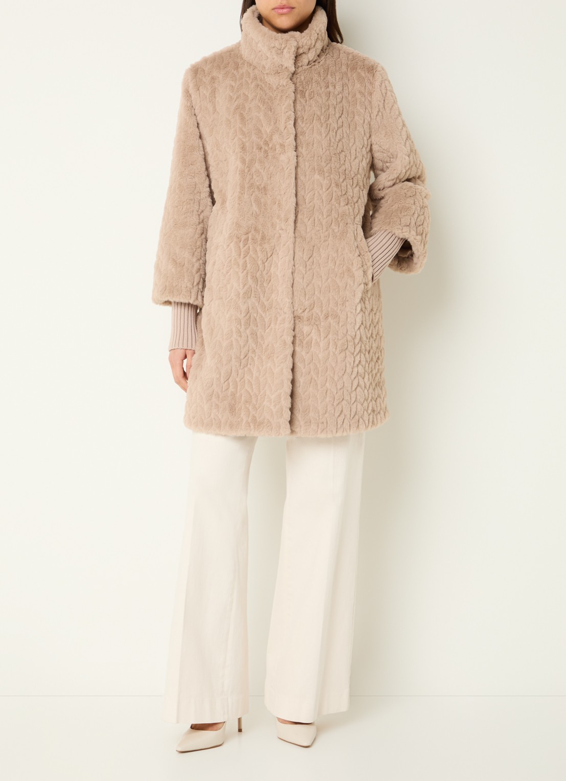 Joseph Ribkoff Mantel van imitatiebont met steekzakken - voorkant 2 beige