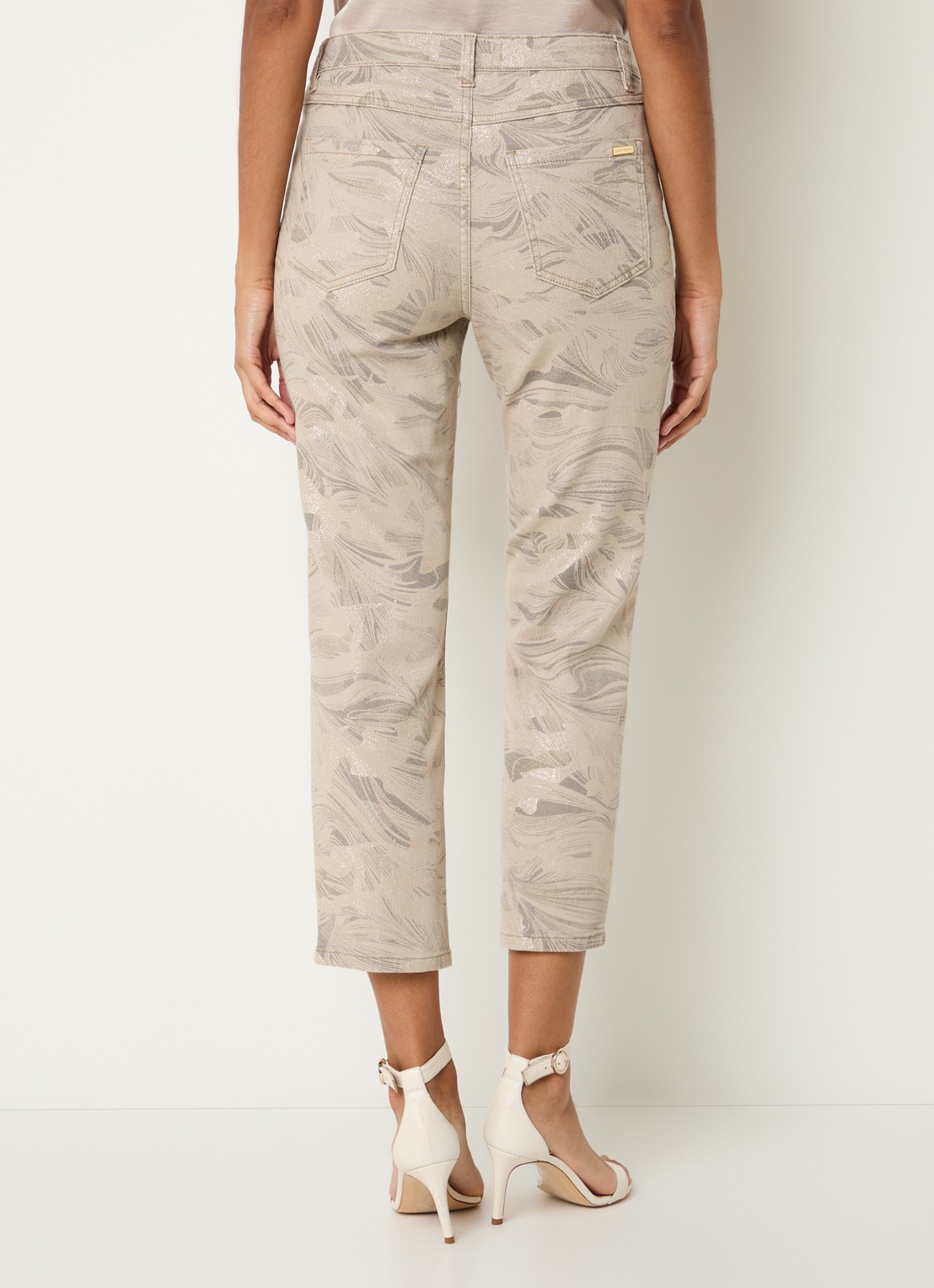Joseph Ribkoff Mid waist cropped slim fit jeans met gekleurde wassing en print - achterkant 4 beige