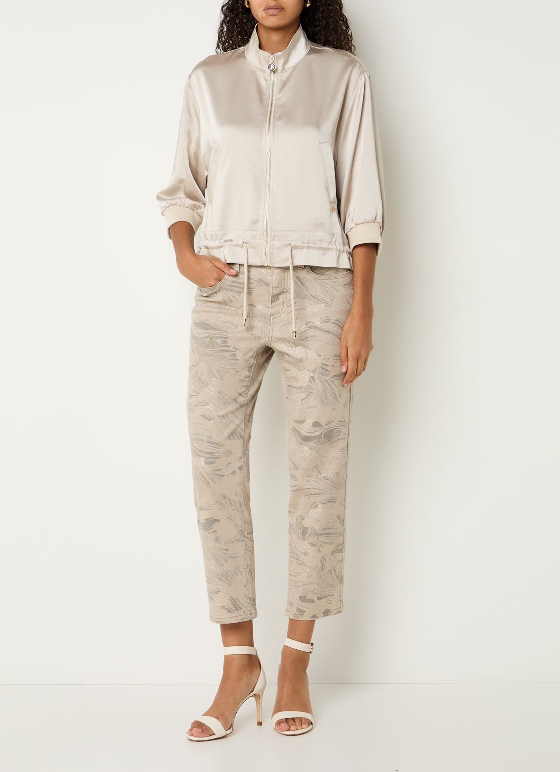 Joseph Ribkoff Mid waist cropped slim fit jeans met gekleurde wassing en print - voorkant 2 beige
