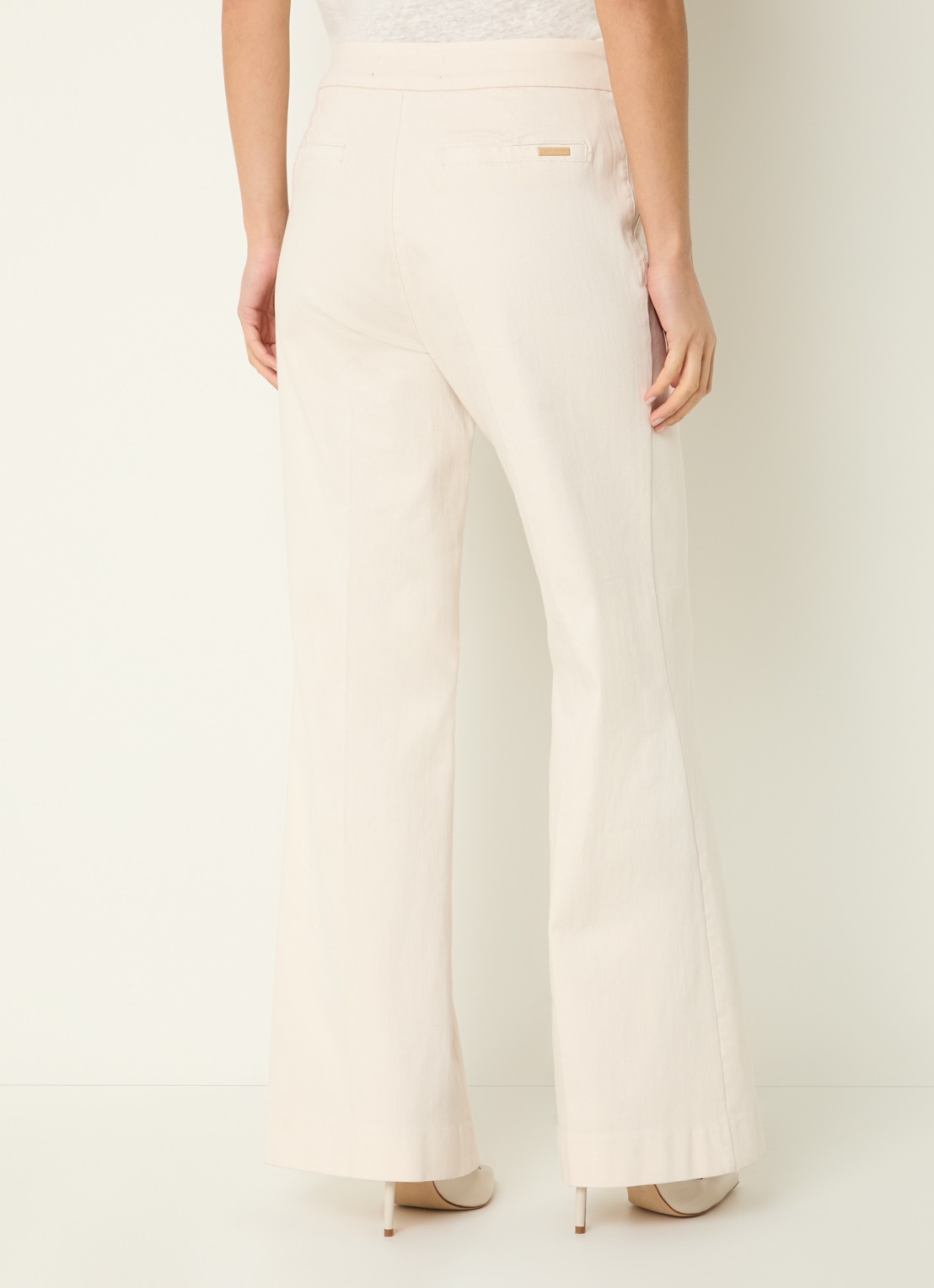 Joseph Ribkoff Mid waist flared jeans met gekleurde wassing - achterkant 3 creme