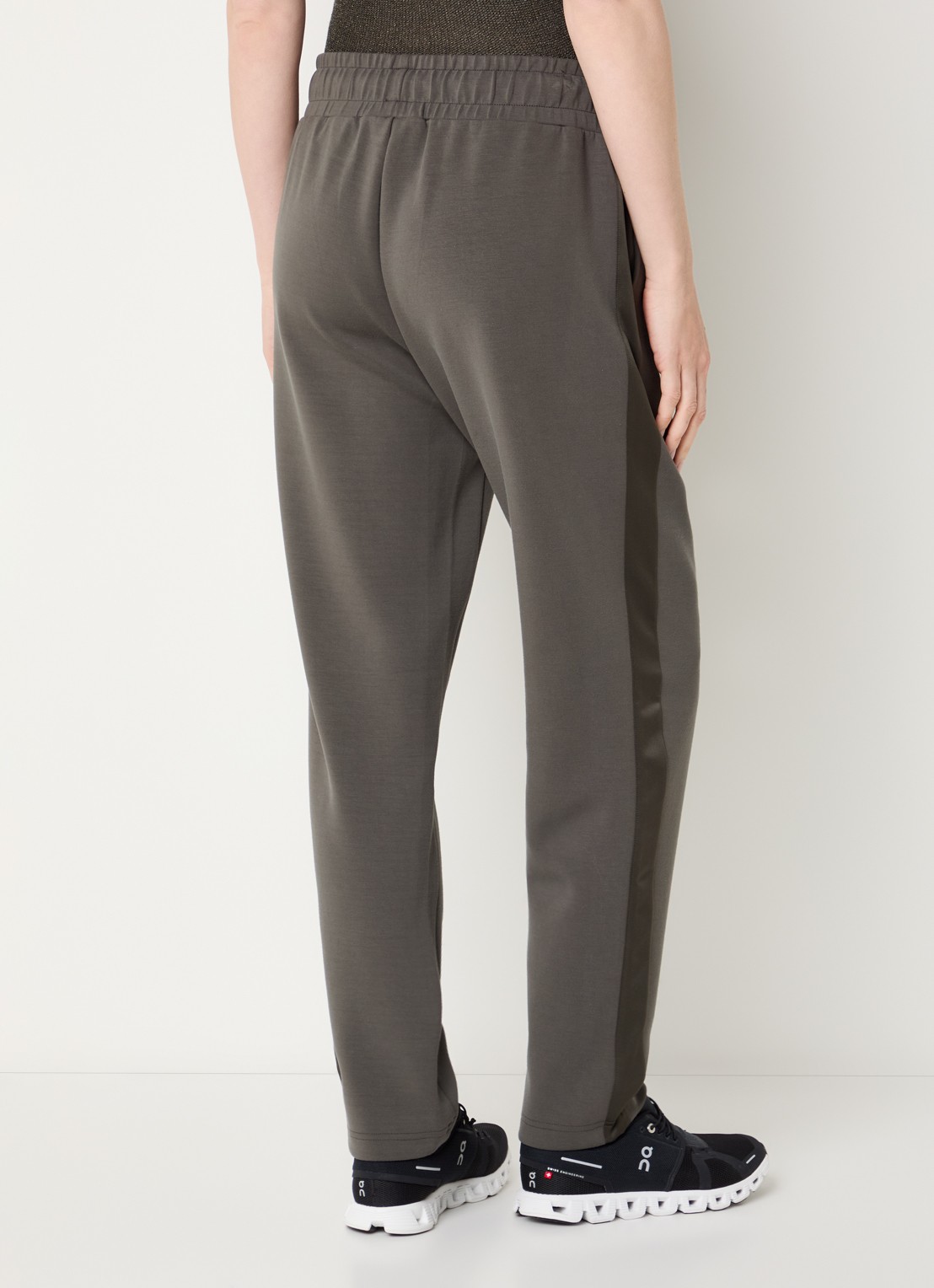 Joseph Ribkoff Mid waist slim fit joggingbroek met steekzakken - achterkant olijfgroen