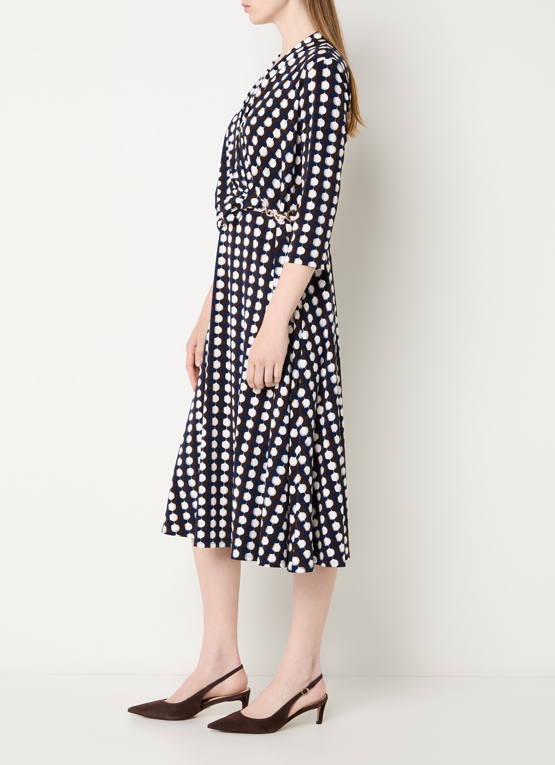 Joseph Ribkoff Midi jurk met print en kettingdetail - voorkant 3 hazelnootbruin