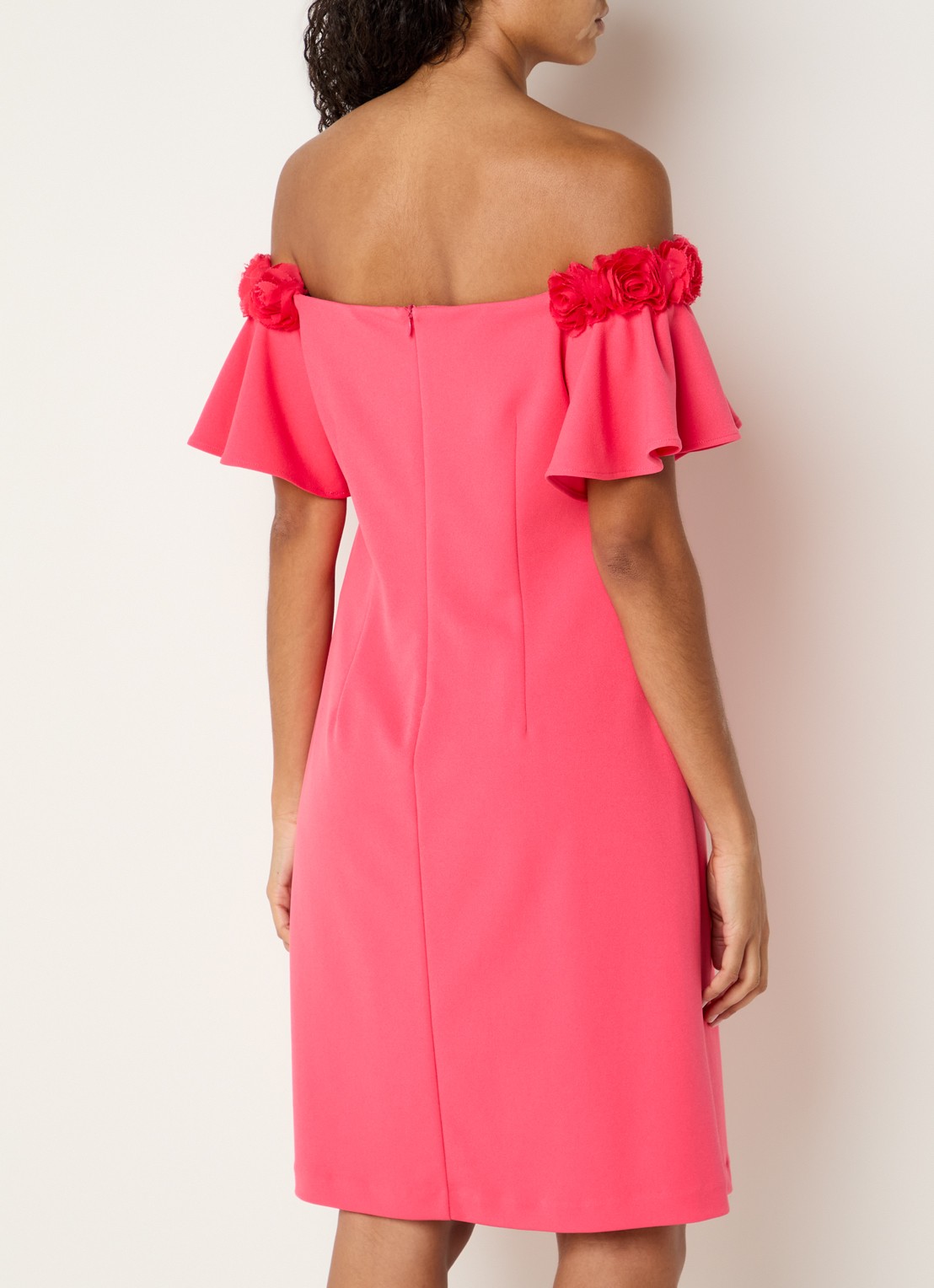 Joseph Ribkoff Off shoulder mini jurk met applicatie - achterkant koraalroze