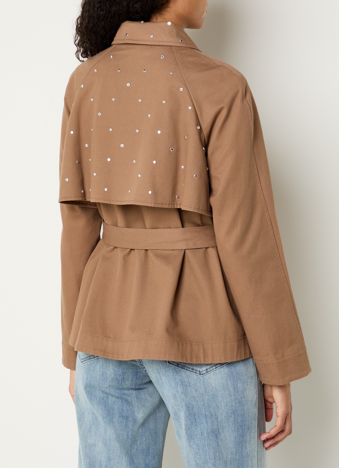 Joseph Ribkoff Trenchcoat met strikceintuur en studs - achterkant lichtbruin