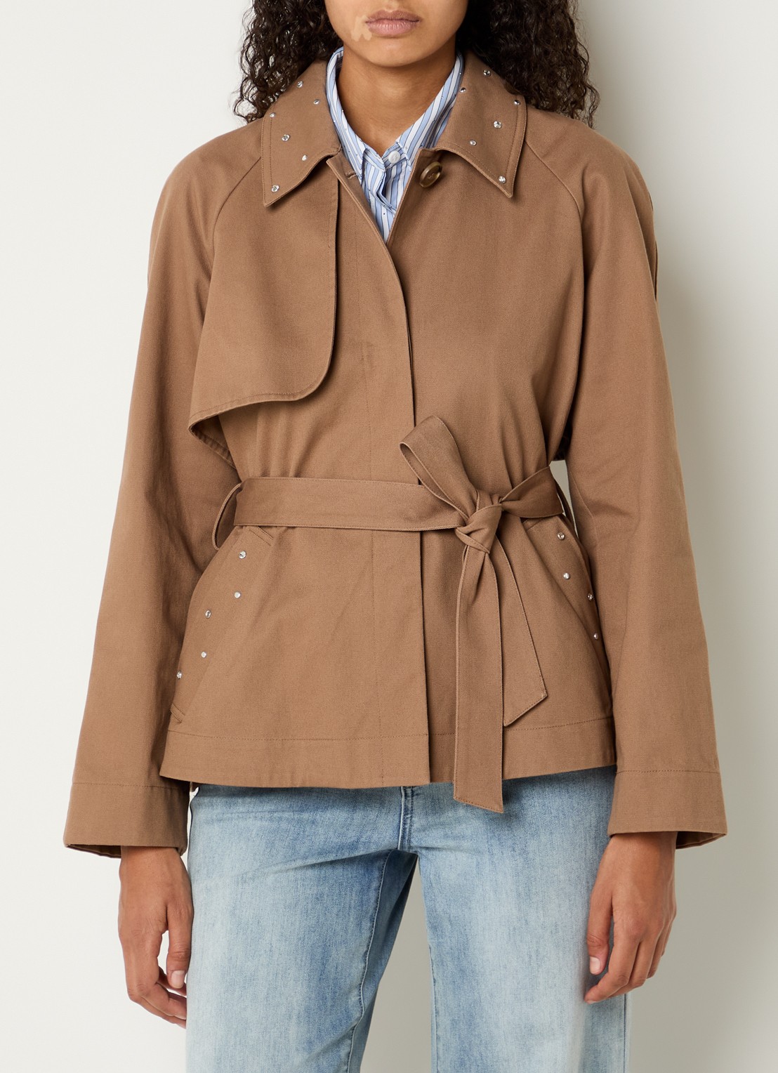 Joseph Ribkoff Trenchcoat met strikceintuur en studs - detail 4 lichtbruin