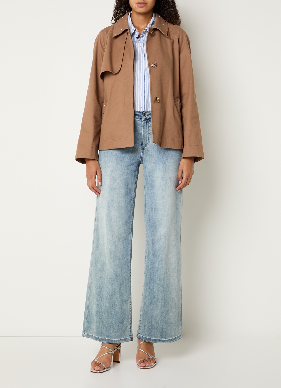 Joseph Ribkoff Trenchcoat met strikceintuur en studs - voorkant 3 lichtbruin