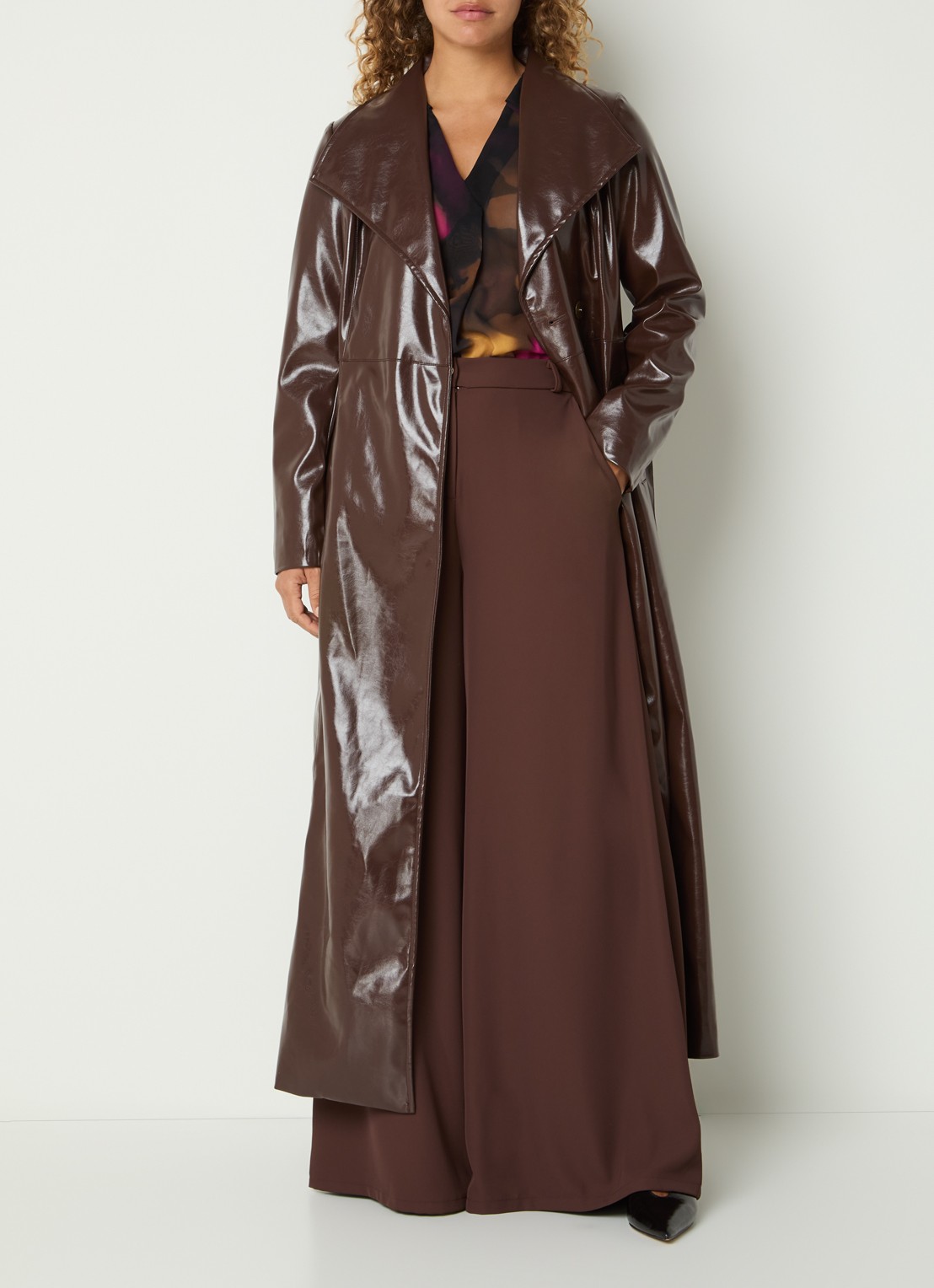 Joseph Ribkoff Trenchcoat van imitatieleer met strikceintuur - voorkant 3 bruin