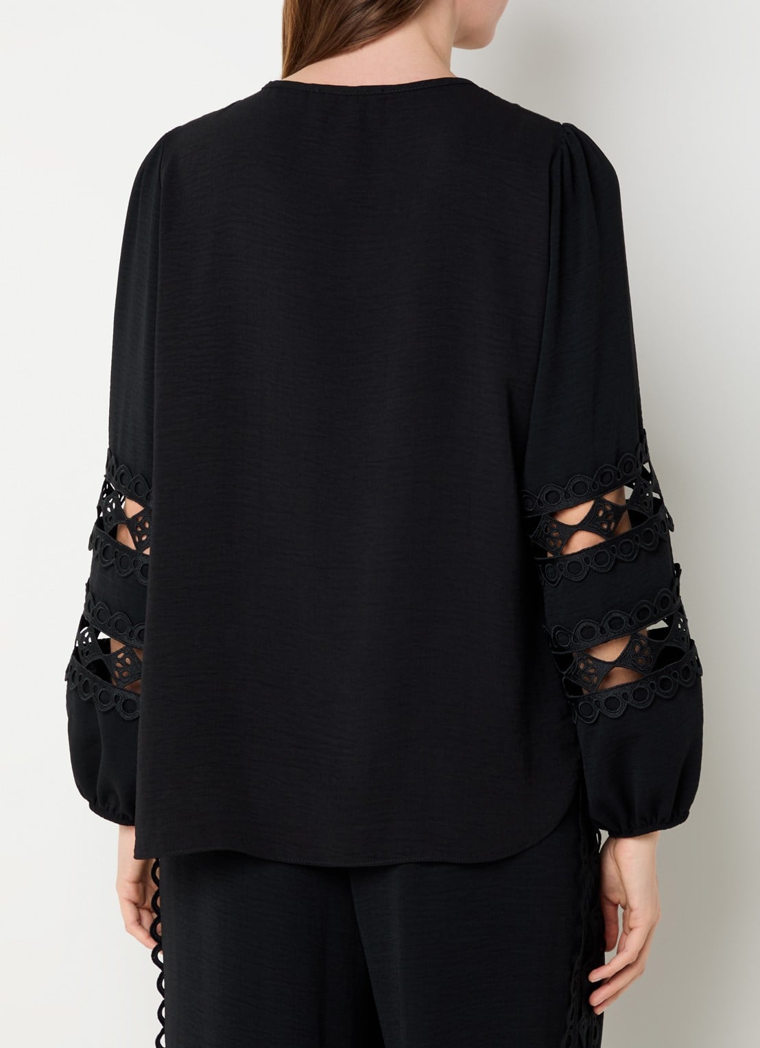 Joseph Ribkoff Tuniek met broderie en opengewerkt detail - achterkant zwart