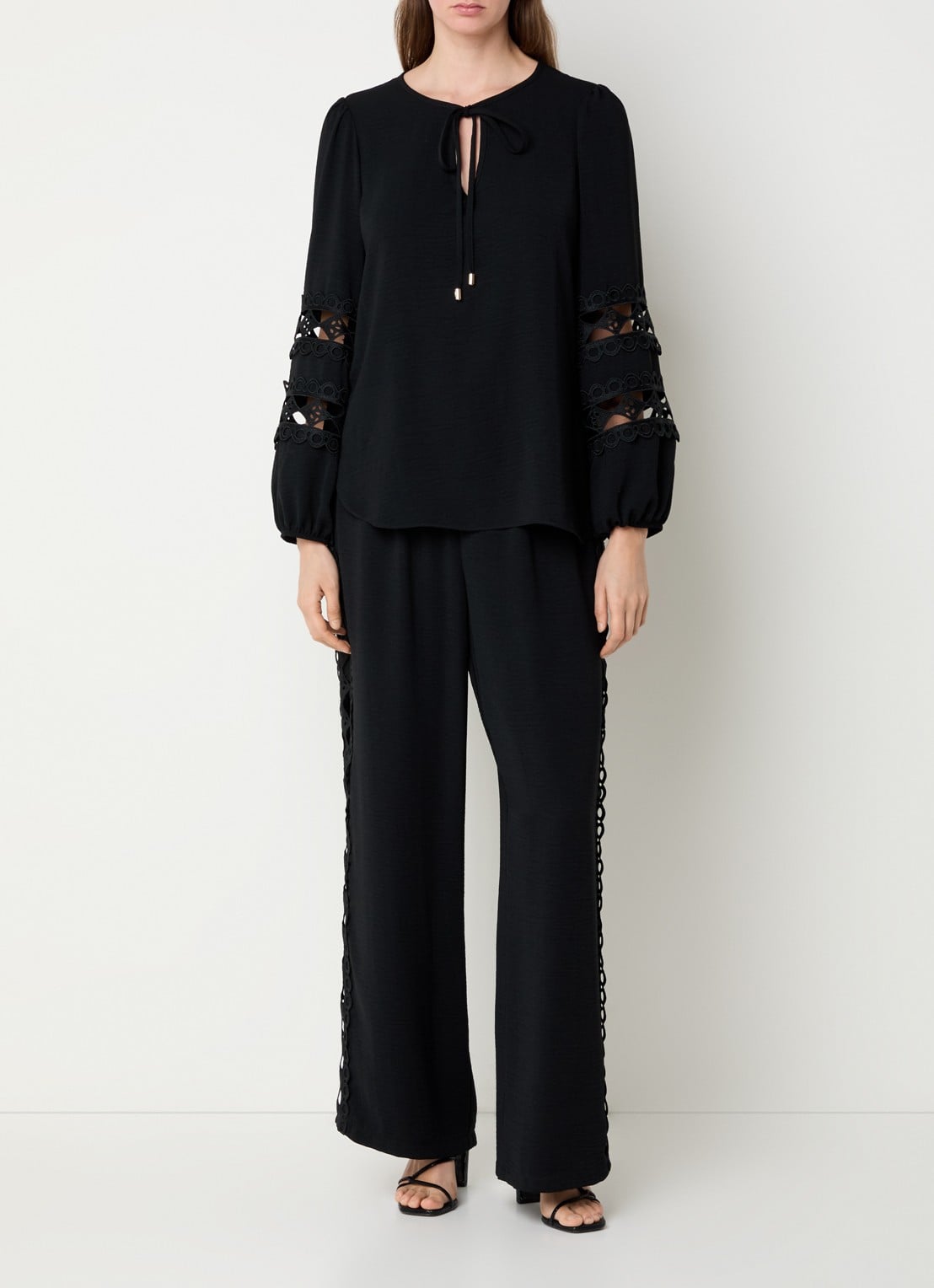 Joseph Ribkoff Tuniek met broderie en opengewerkt detail - voorkant 4 zwart