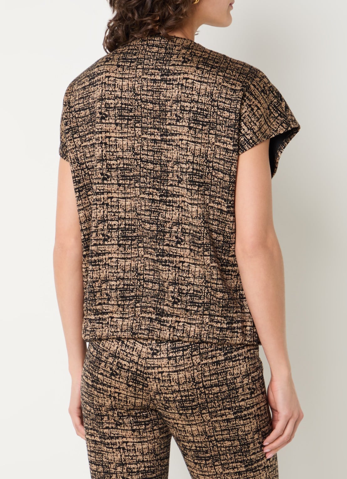 Joseph Ribkoff Vets met print en ronde hals - achterkant 3 camel
