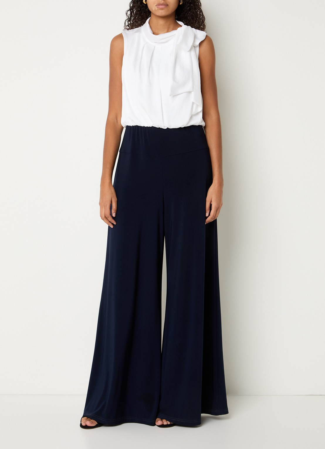Joseph Ribkoff Wide fit jumpsuit met sjaalkraag - detail wit