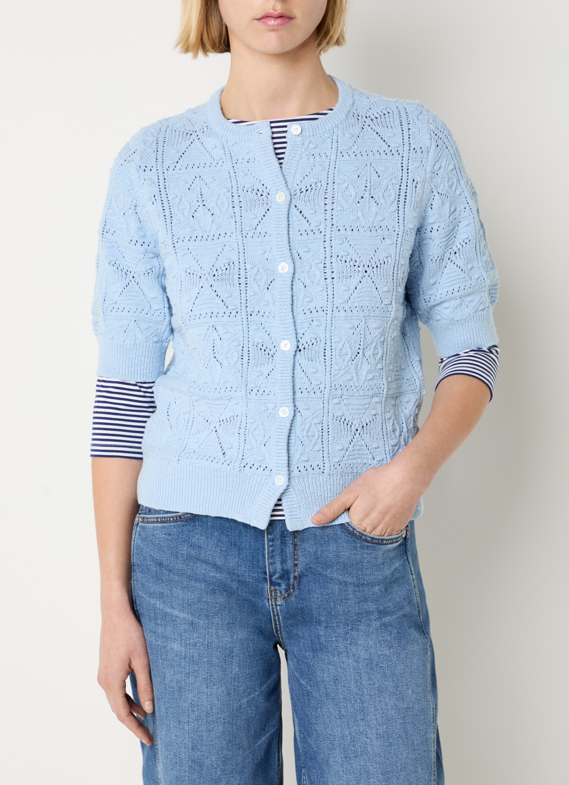 Josephine & Co Beau grofgebreid vest met opengebreid dessin - detail 4 lichtblauw