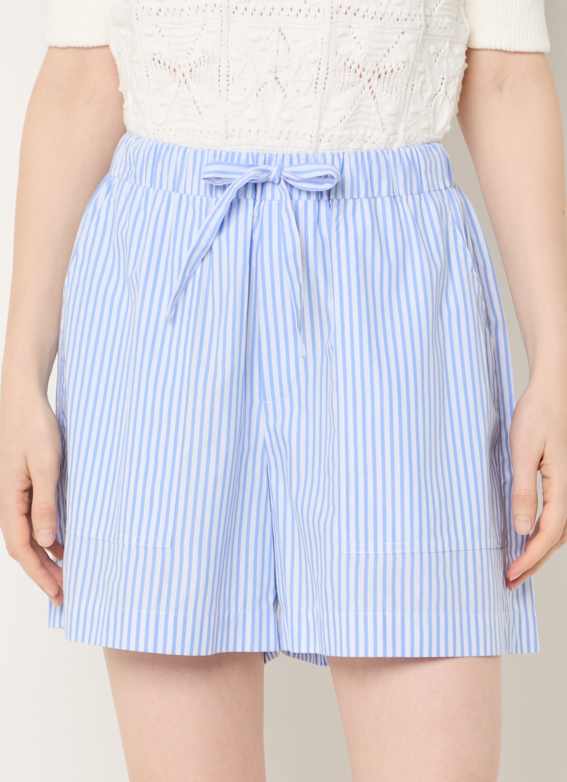 Josephine & Co Benno high waist wide fit korte broek met streepprint - detail 2 lichtblauw