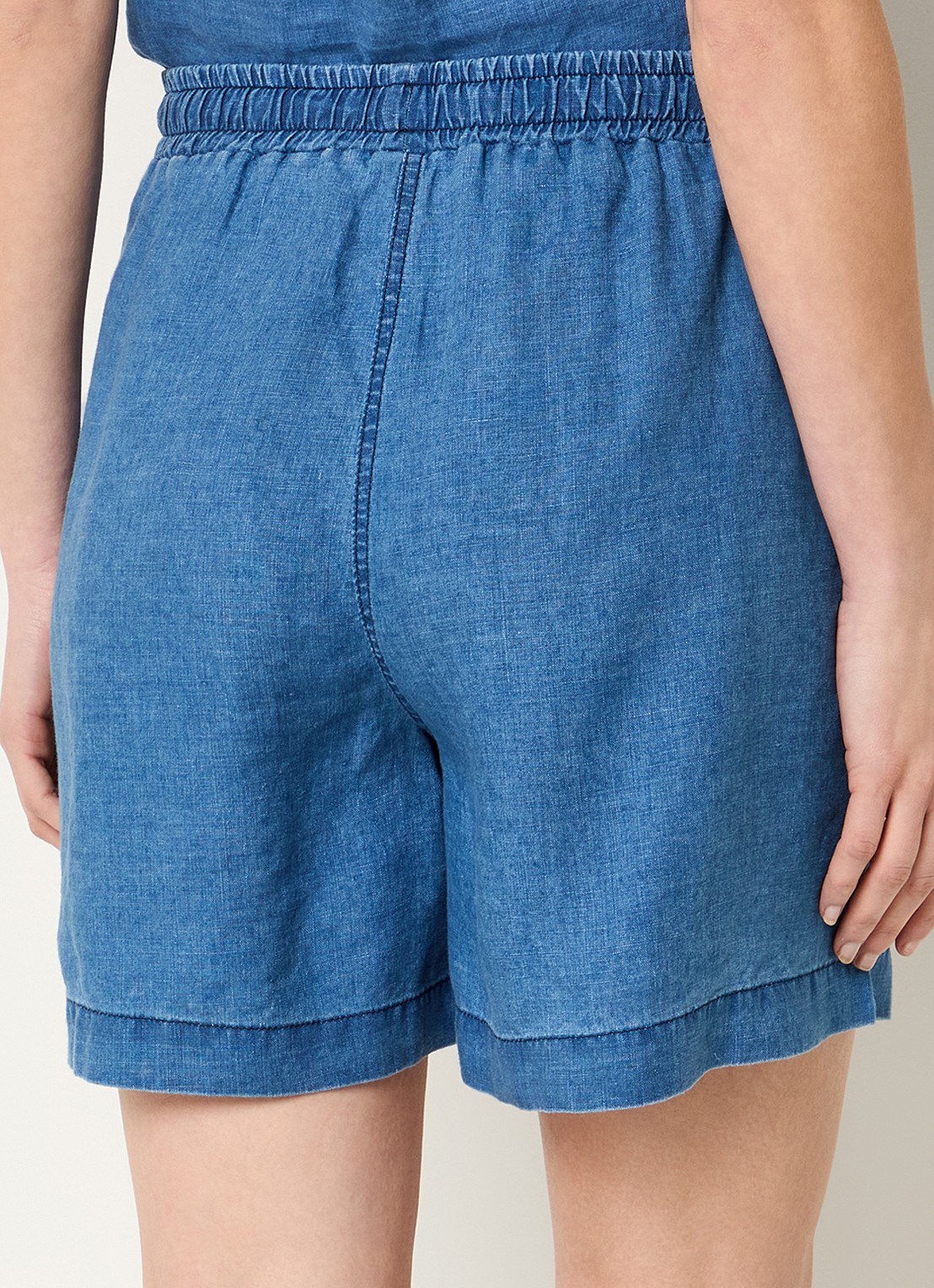 Josephine & Co Benno mid waist loose fit korte broek van chambray - achterkant indigo