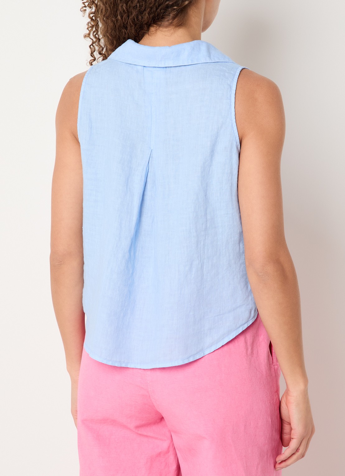 Josephine & Co Bliss mouwloze blouse  - achterkant 2 lichtblauw