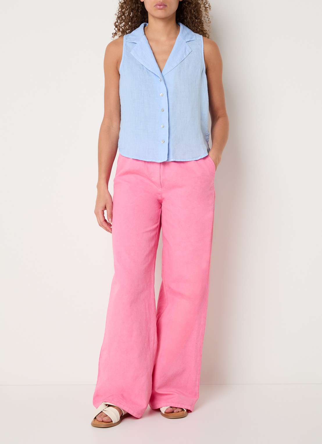Josephine & Co Bliss mouwloze blouse  - voorkant 4 lichtblauw
