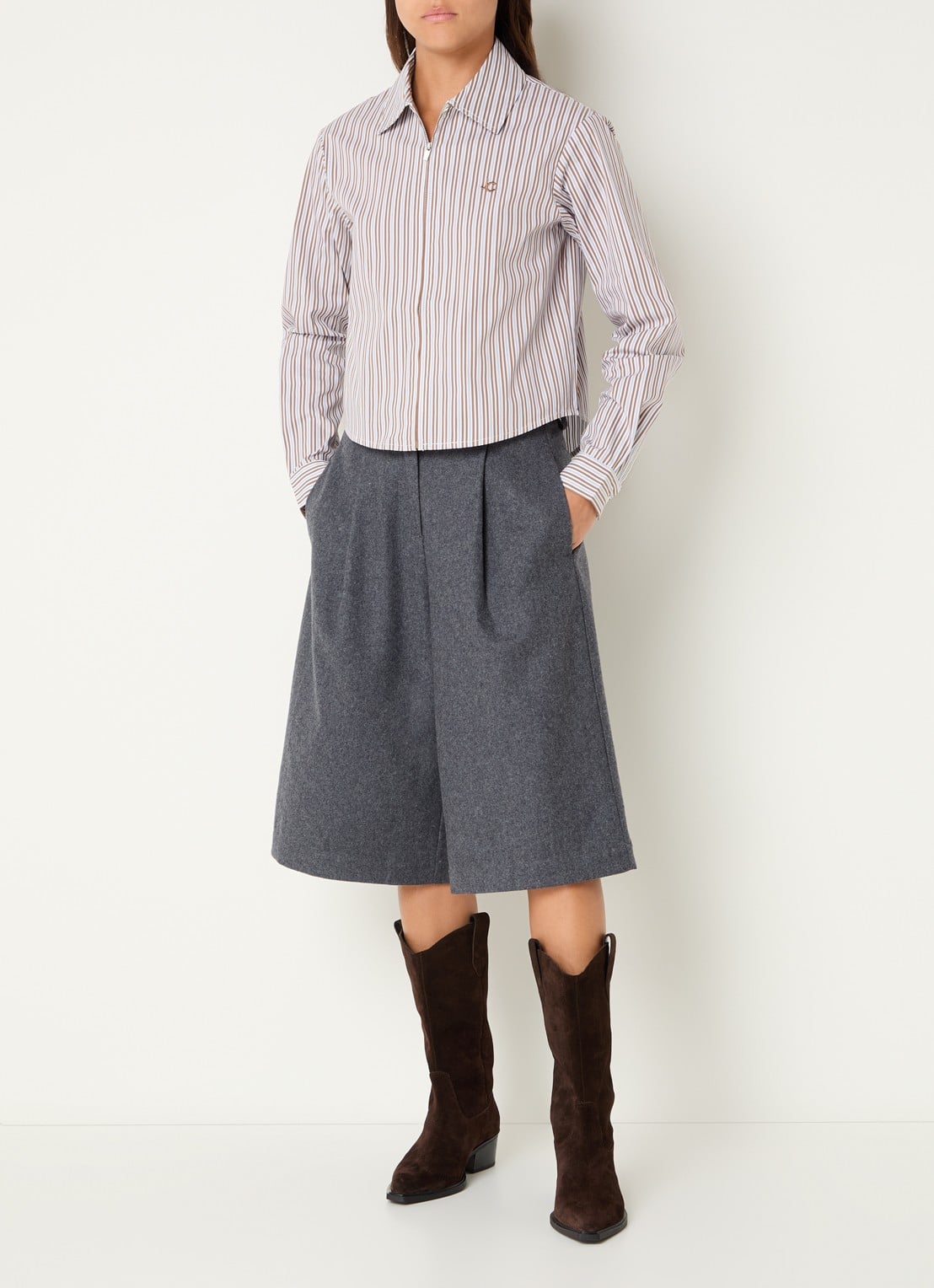 Josephine & Co Bodine blouse met streepprint en logoborduring - voorkant 4 camel