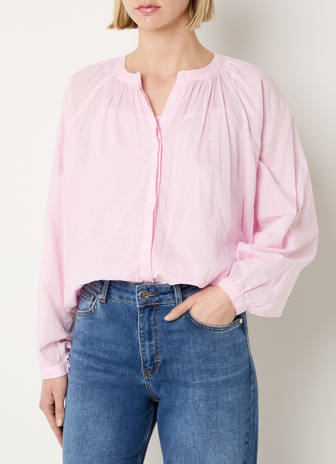 Josephine & Co Brooklynn blouse met stolpplooi en ballonmouw - detail 4 lichtroze