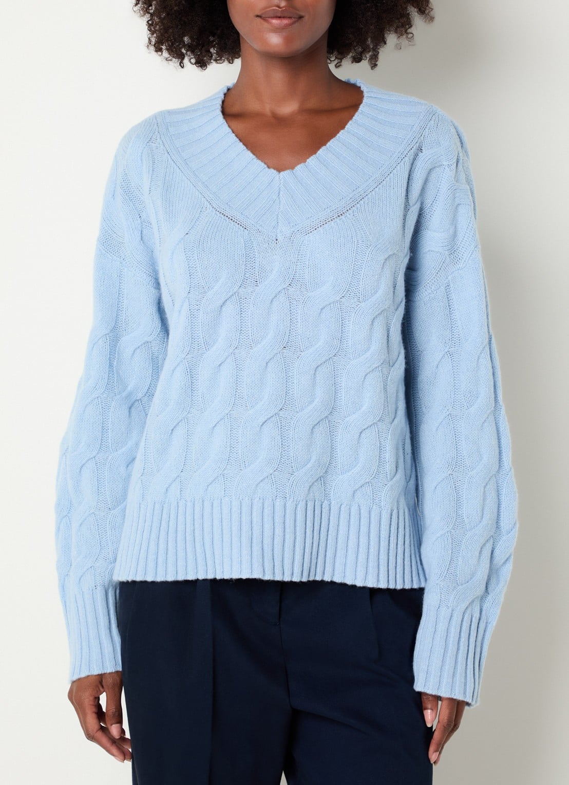 Josephine & Co Cayson kabelgebreide trui met V-hals - detail lichtblauw