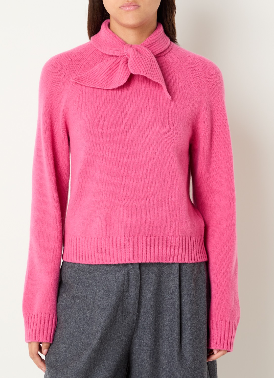 Josephine & Co Chuck fijngebreide trui in lamswolblend met sjaalkraag - detail roze