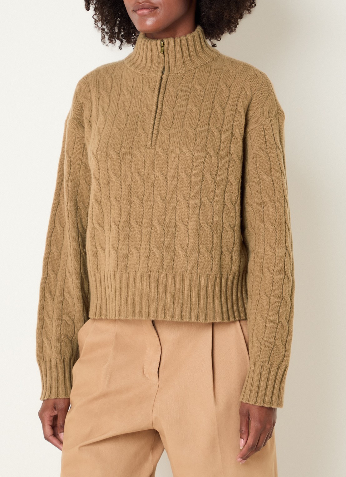 Josephine & Co Claude kabelgebreide trui met halve rits en col - detail camel